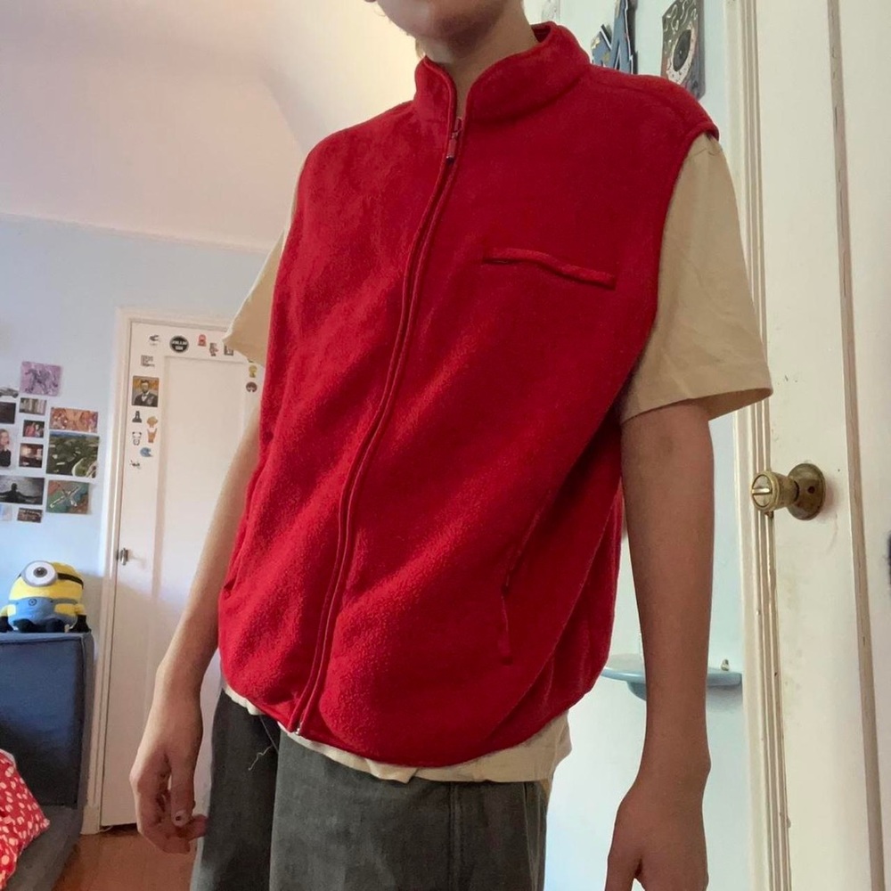 RED RETRO COMFY CLASSIC ELEMENTS FLEECE VEST WITH ZIPPERED POCKETS AND COLLAR